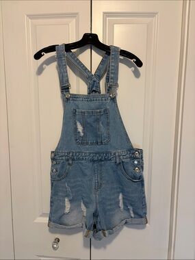 Super cute women’s overall jean shorts